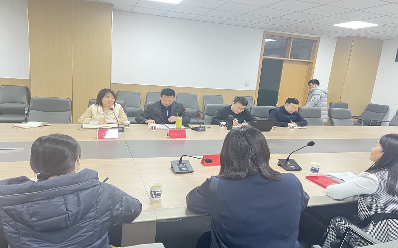 化学与材料学院党委副书记喜杰主持会议.jpg