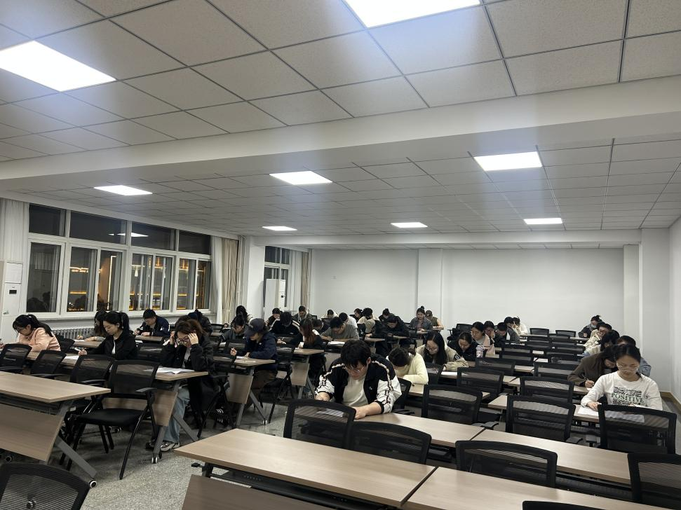 化学与材料学院举行研究生实验室安全教育考试.png 化学与材料学院举行研究生实验室安全教育考试.png