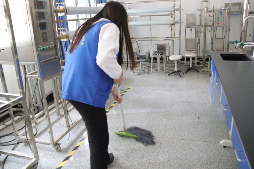 化学与材料学院开展“致敬劳动者”校园劳动志愿服务活动1.png 化学与材料学院开展“致敬劳动者”校园劳动志愿服务活动1.png