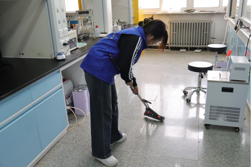 化学与材料学院开展“致敬劳动者”校园劳动志愿服务活动.png 化学与材料学院开展“致敬劳动者”校园劳动志愿服务活动.png